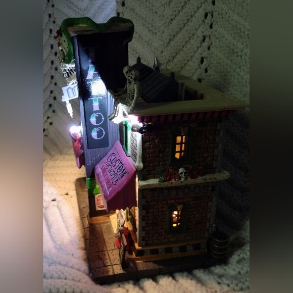 Lemax Spooky Town THE  SKULL AND ROSE TATTOO STUDIO #15751 Lighted Village - Picture 10 of 10